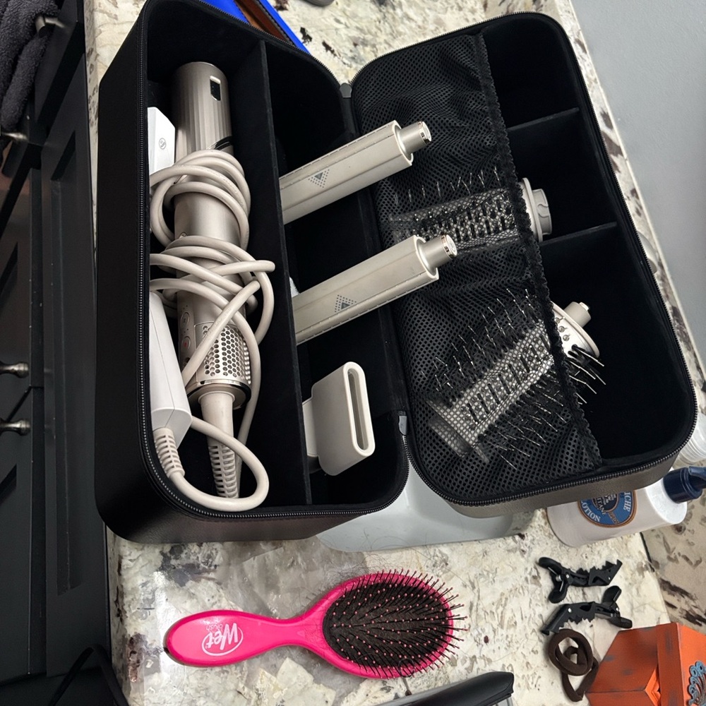 SHARK FLEX-STYLER with Case  included MINT CONDITION NEVER USED !! - Picture 3 of 3